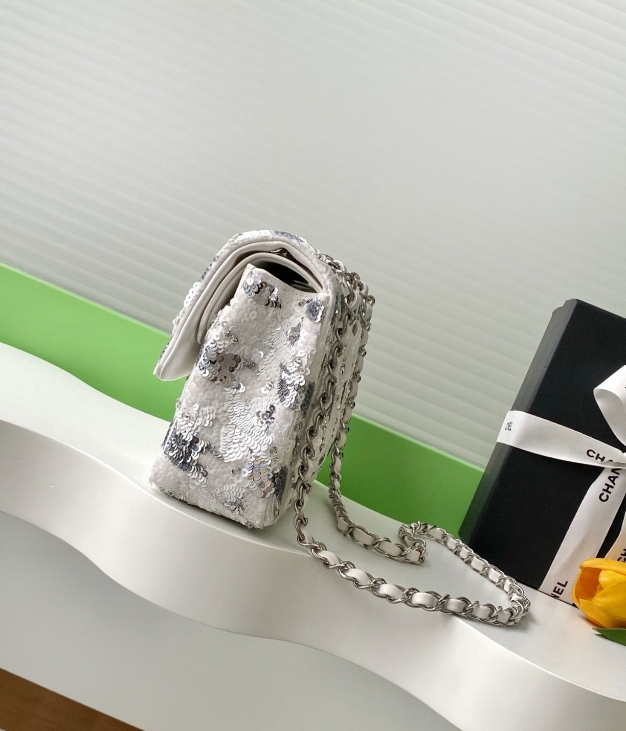 Sac à main en paillette brodé CHANEL