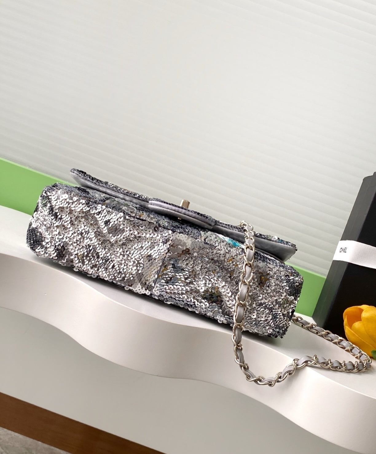 Sac à main en paillette brodé CHANEL