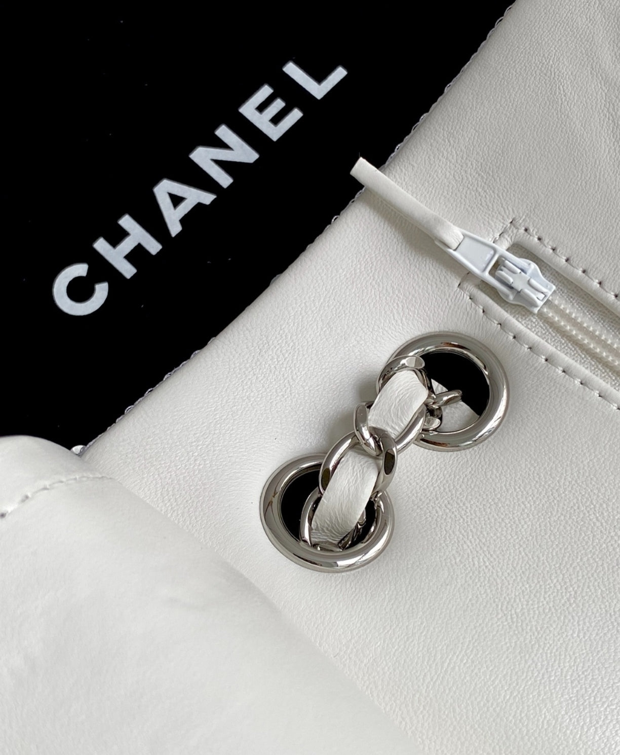 Sac à main en paillette brodé CHANEL