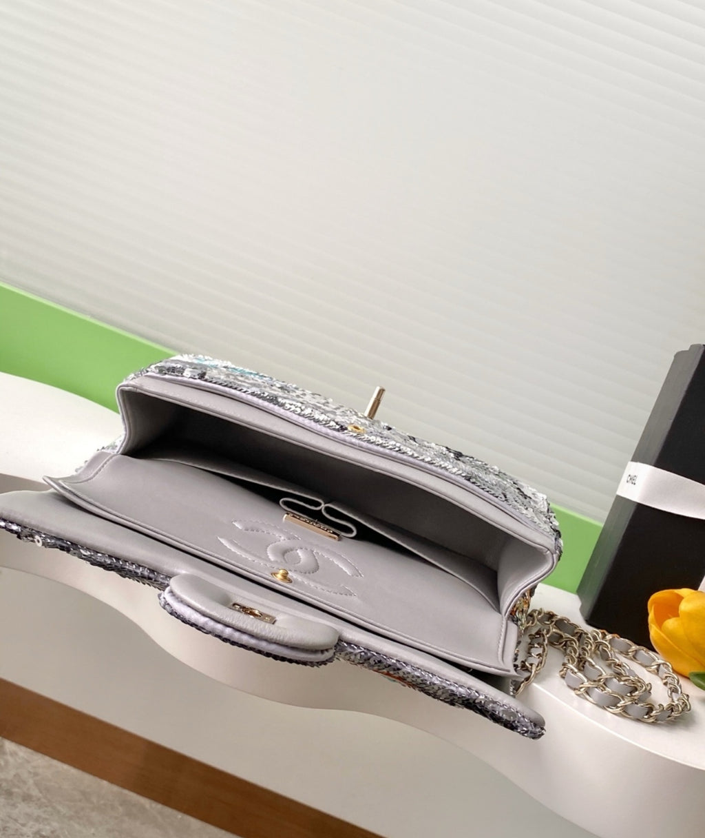 Sac à main en paillette brodé CHANEL