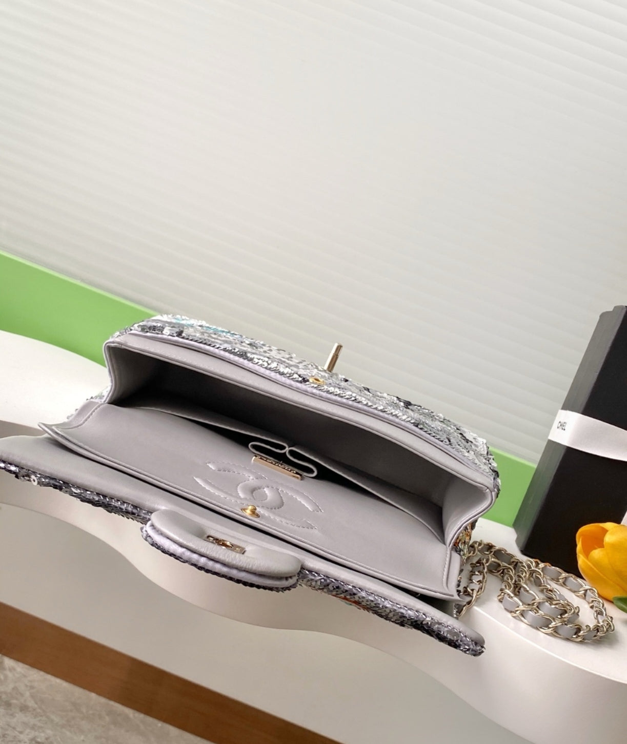 Sac à main en paillette brodé CHANEL