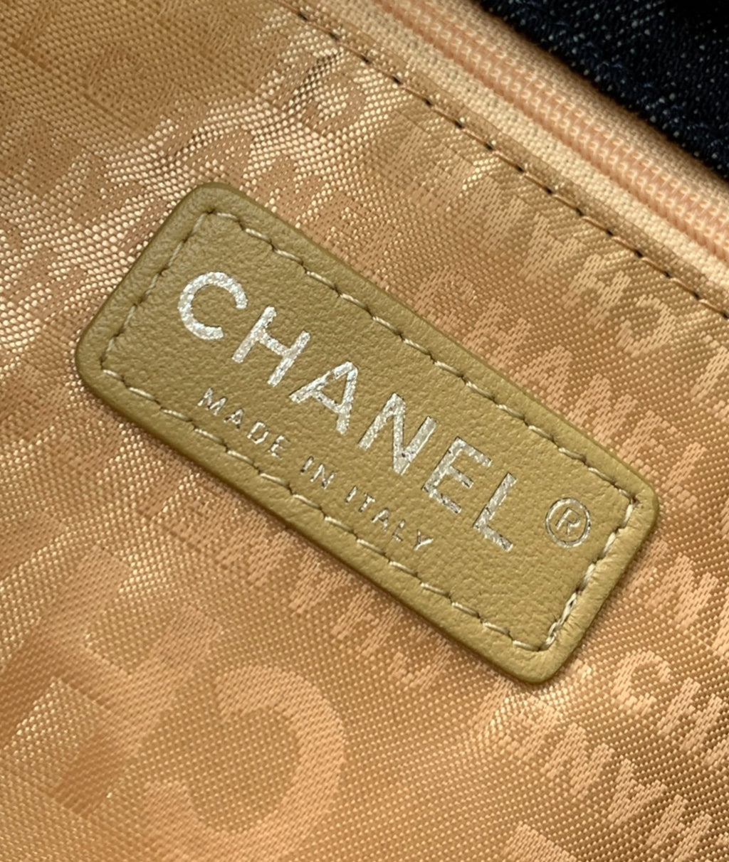 Sac à main en jean brodé CHANEL