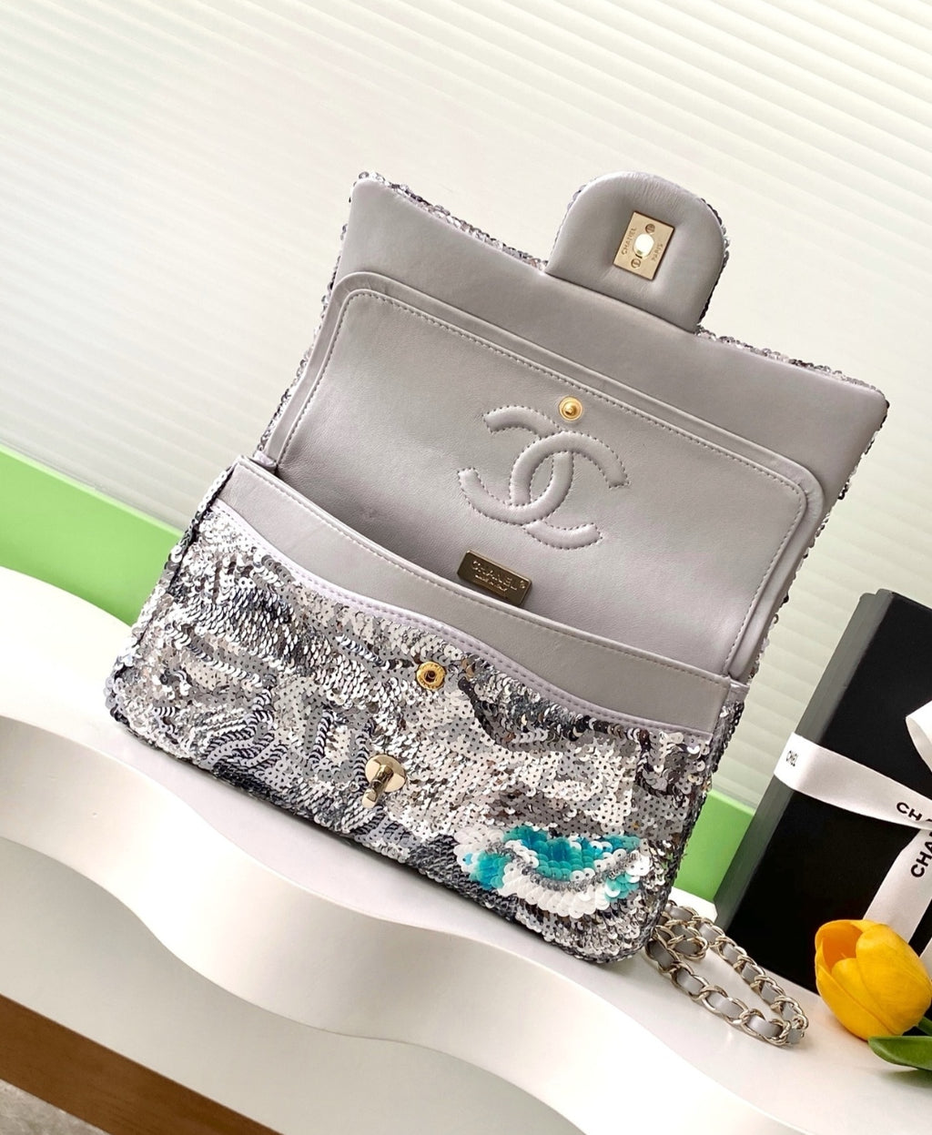 Sac à main en paillette brodé CHANEL