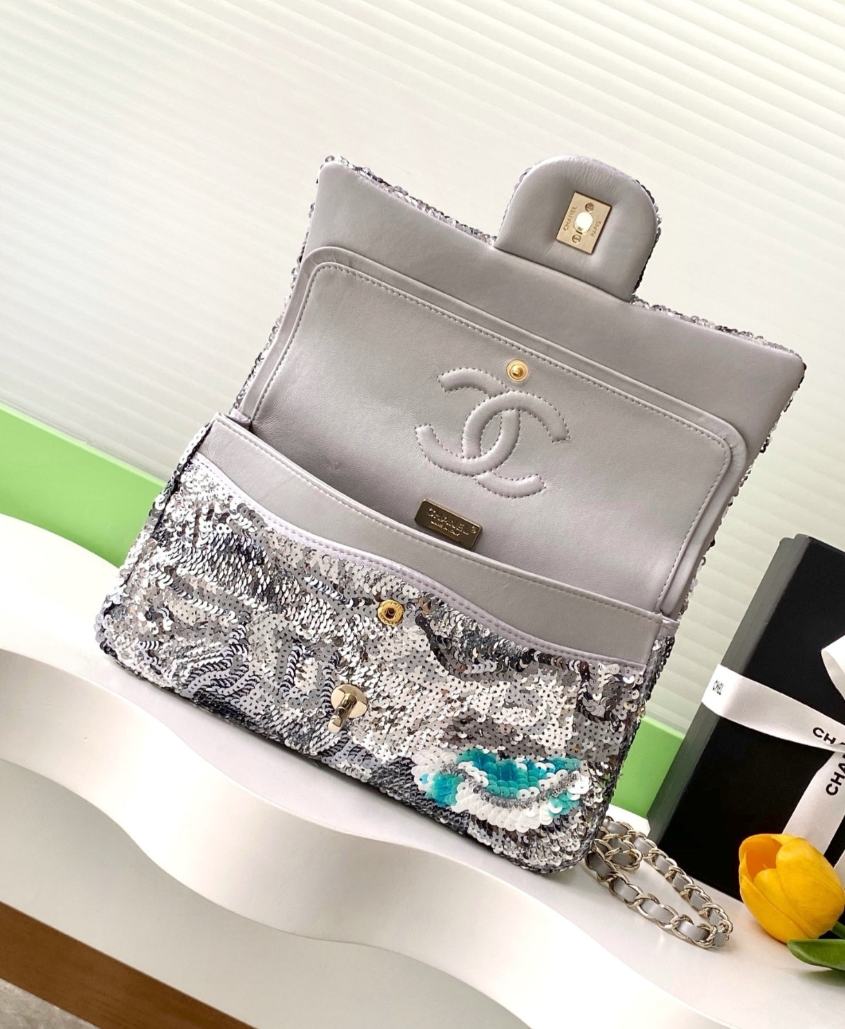 Sac à main en paillette brodé CHANEL