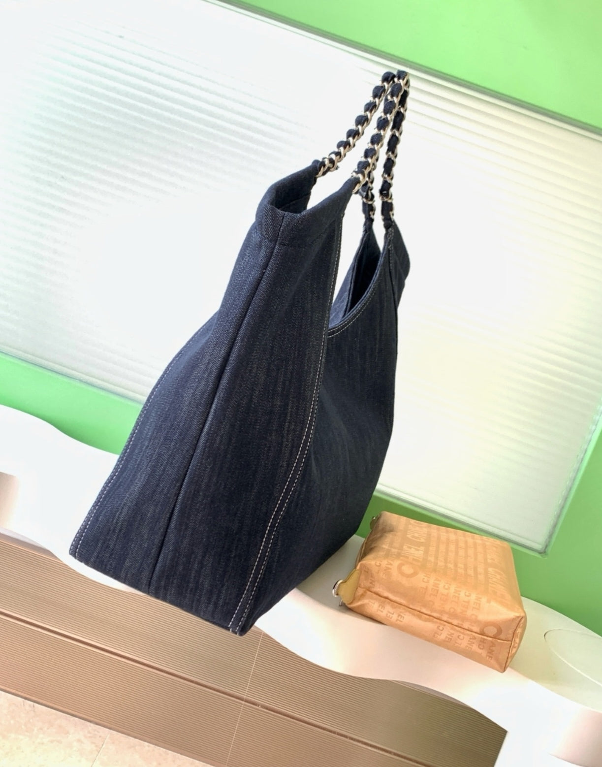 Sac à main en jean brodé CHANEL
