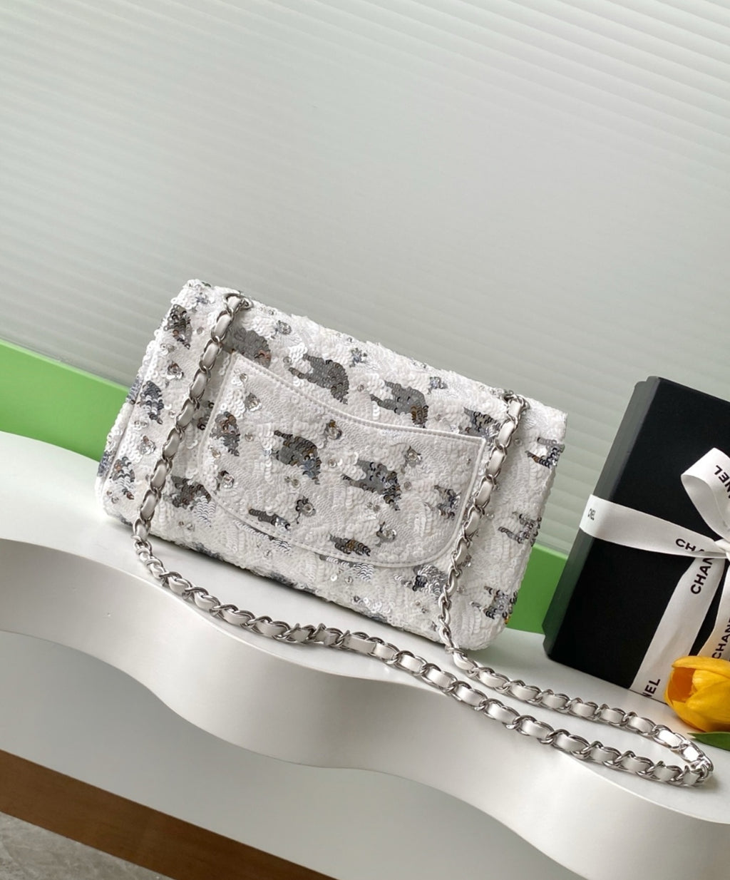Sac à main en paillette brodé CHANEL