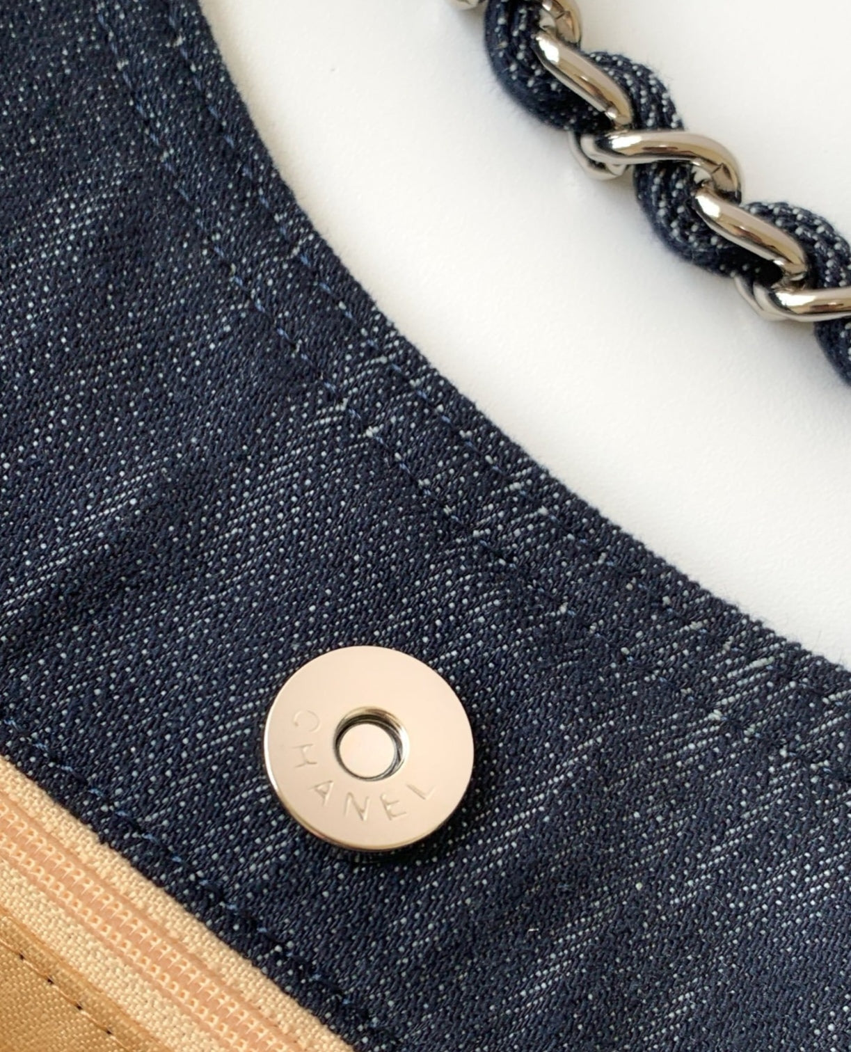 Sac à main en jean brodé CHANEL