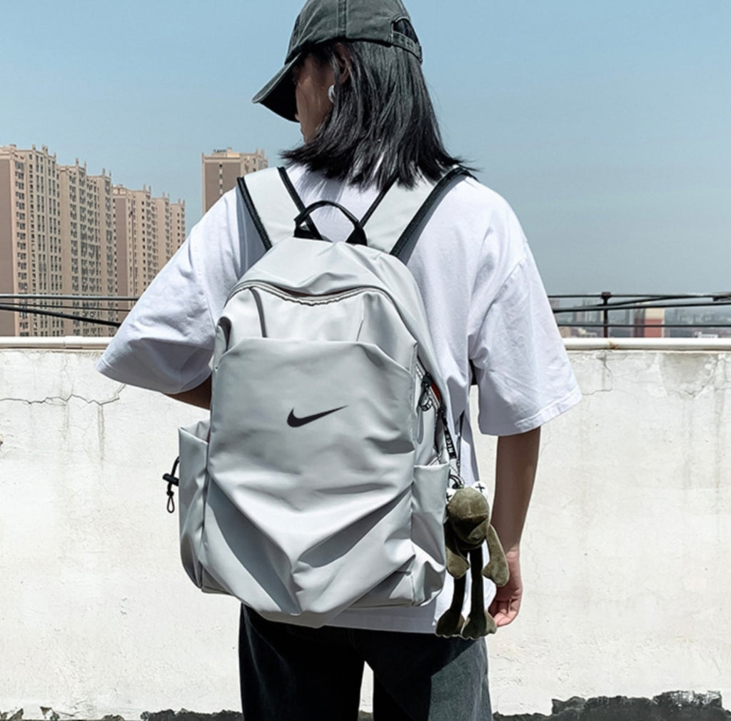 Sac à dos NIKE & chargeur de téléphone