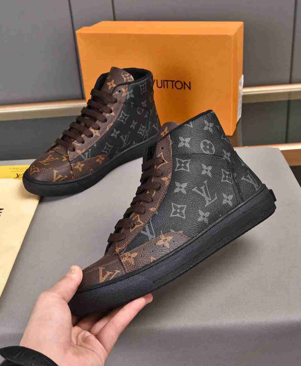 Chaussure LOUIS VUITTON