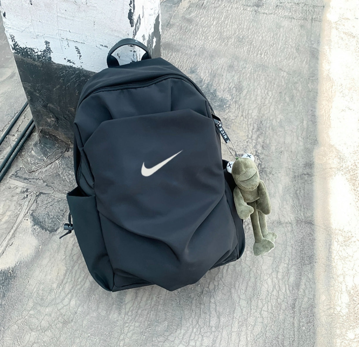 Sac à dos NIKE & chargeur de téléphone