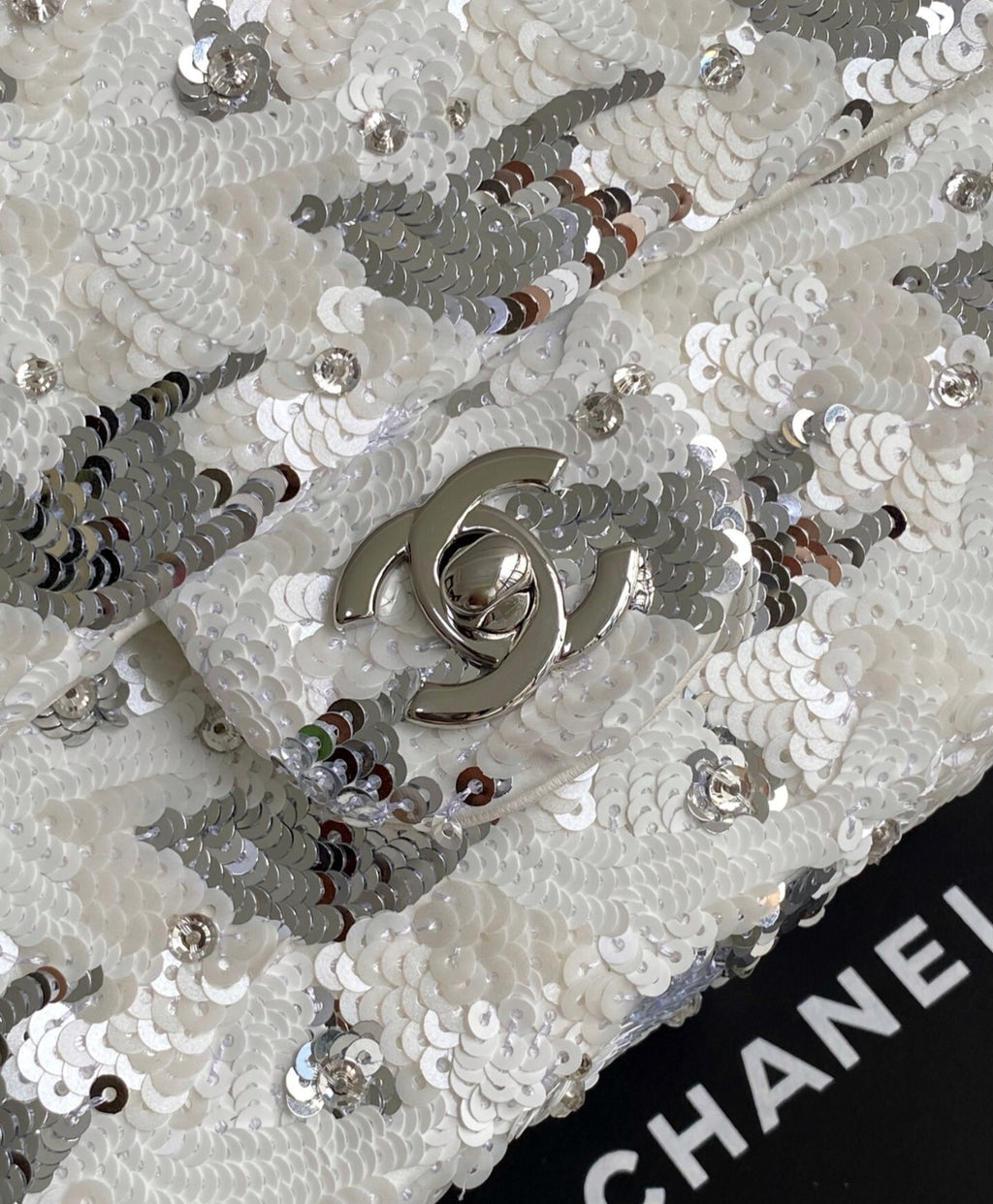 Sac à main en paillette brodé CHANEL