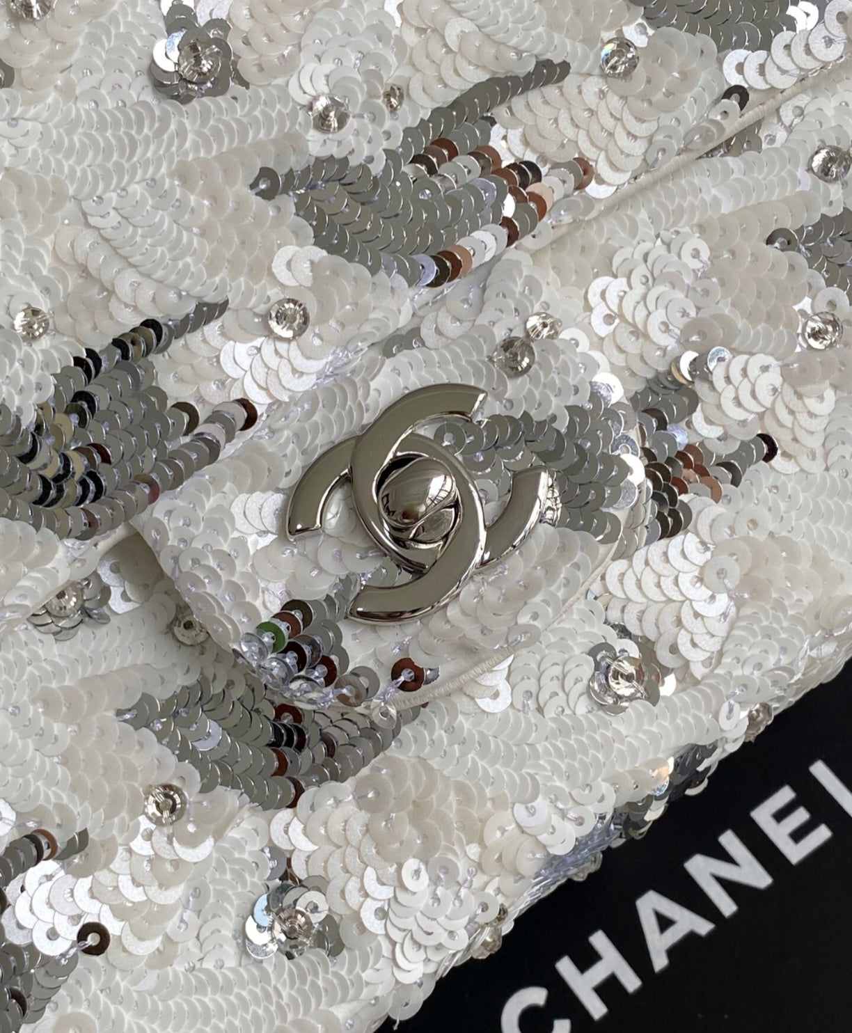 Sac à main en paillette brodé CHANEL