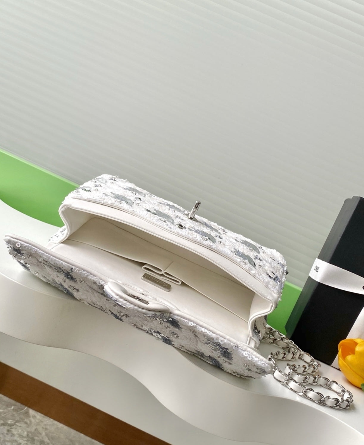 Sac à main en paillette brodé CHANEL