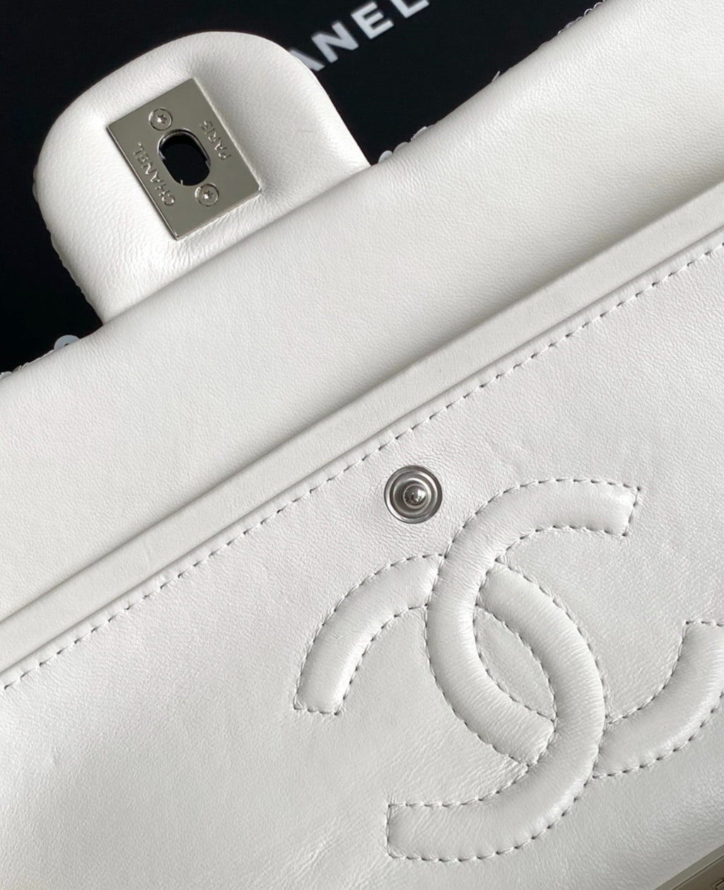 Sac à main en paillette brodé CHANEL