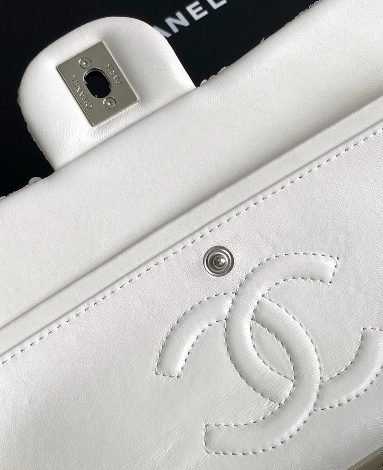 Sac à main en paillette brodé CHANEL