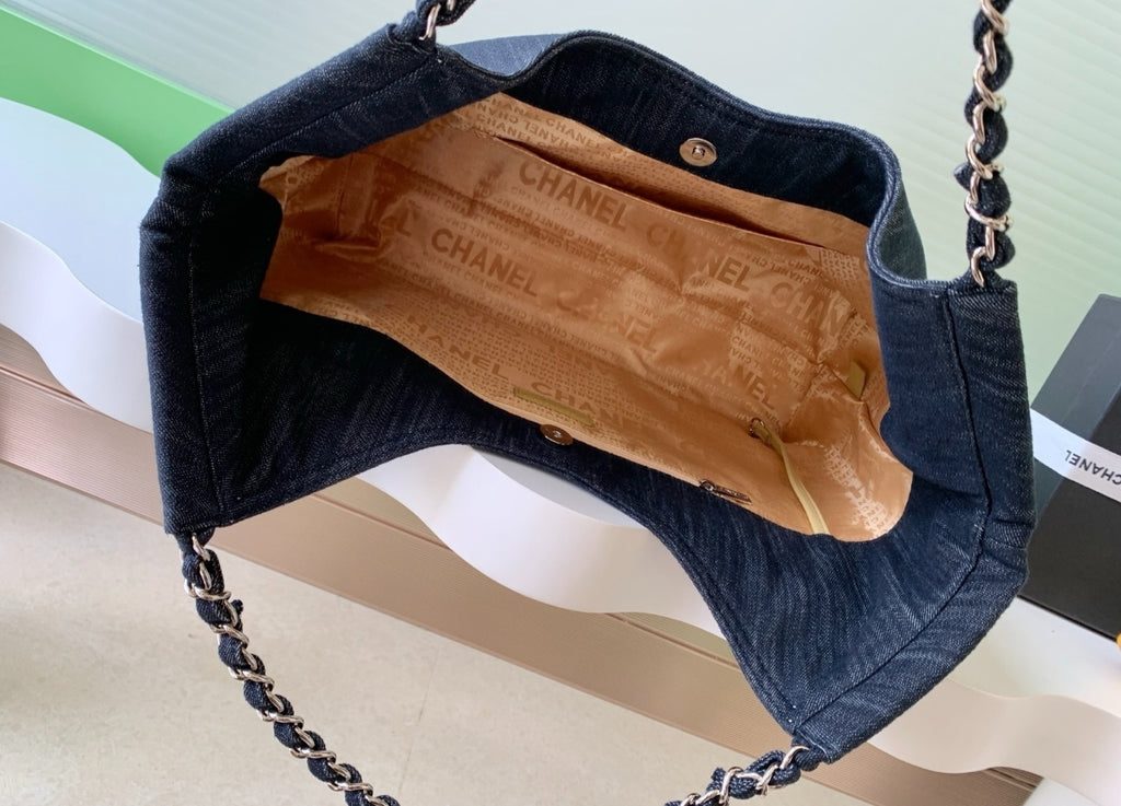 Sac à main en jean brodé CHANEL