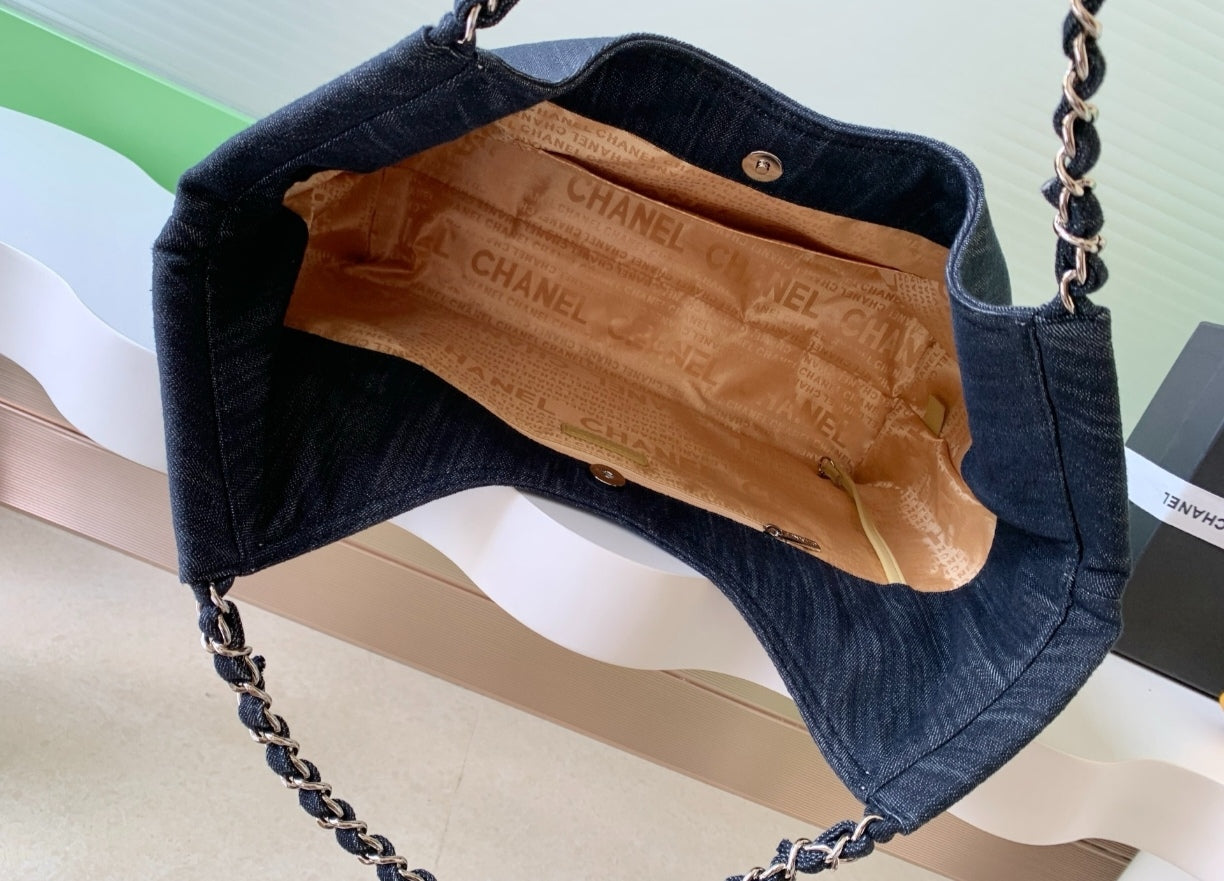 Sac à main en jean brodé CHANEL