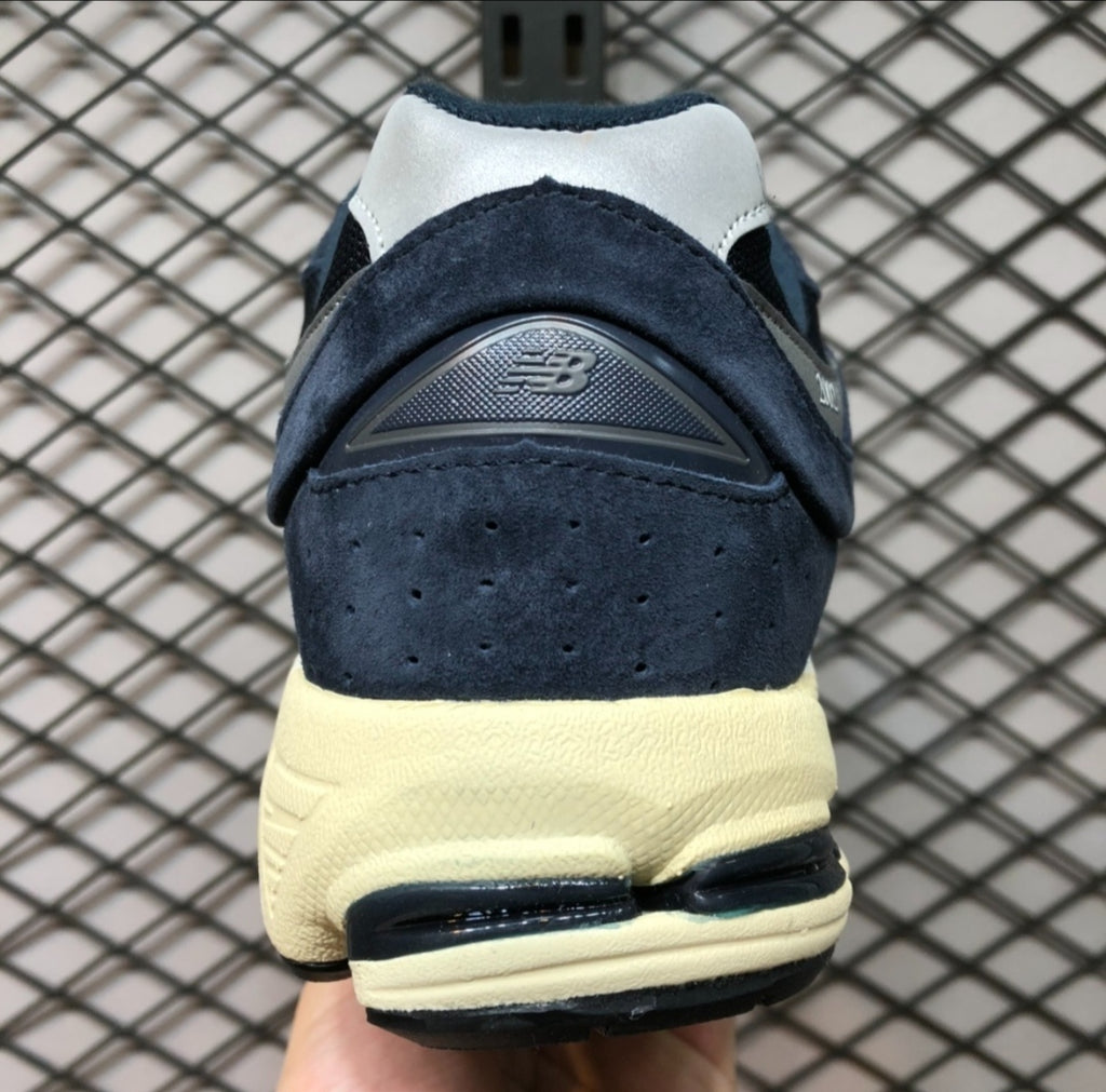 Chaussure NEW BALANCE 2002-R