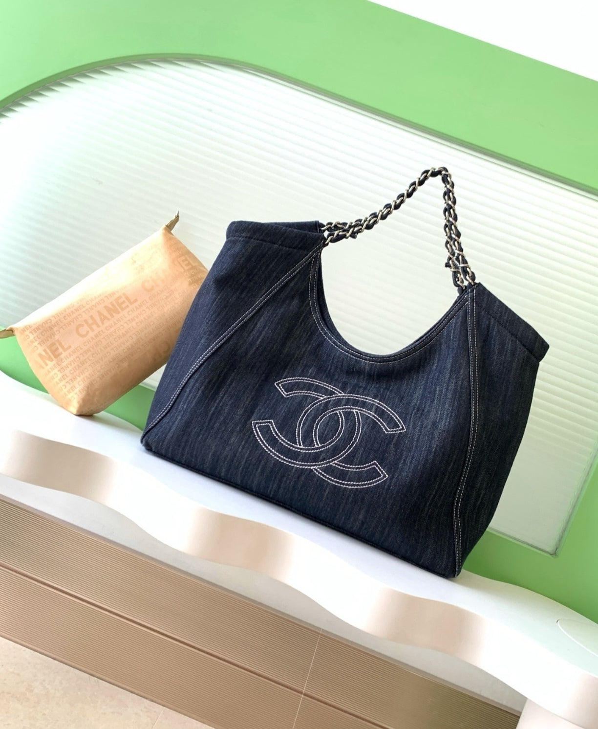 Sac à main en jean brodé CHANEL