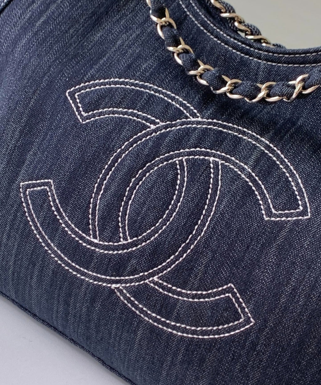 Sac à main en jean brodé CHANEL