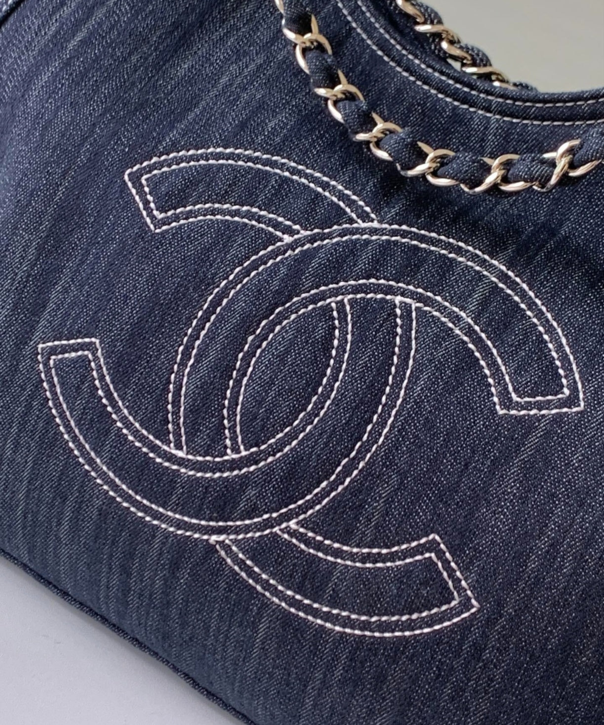 Sac à main en jean brodé CHANEL