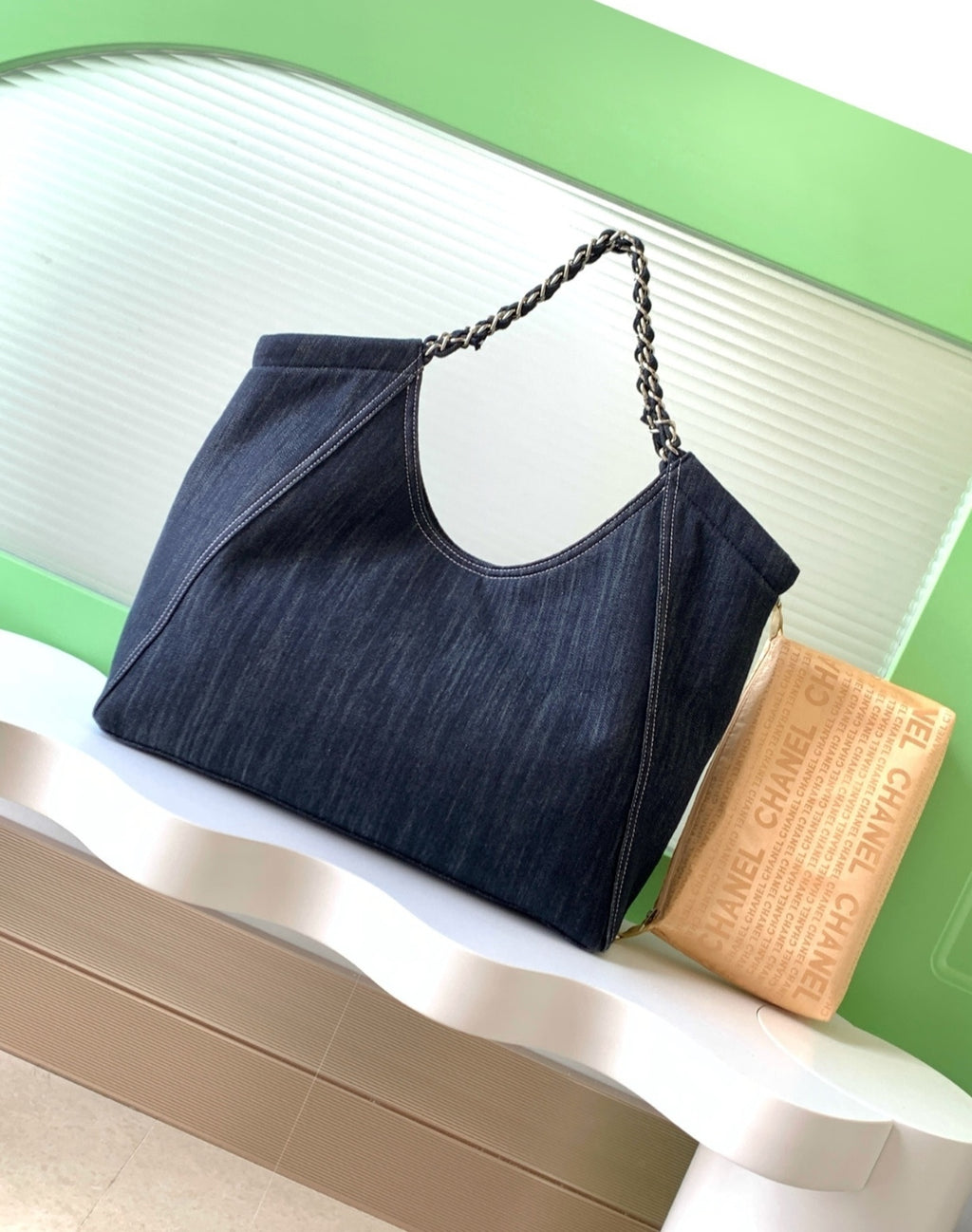 Sac à main en jean brodé CHANEL