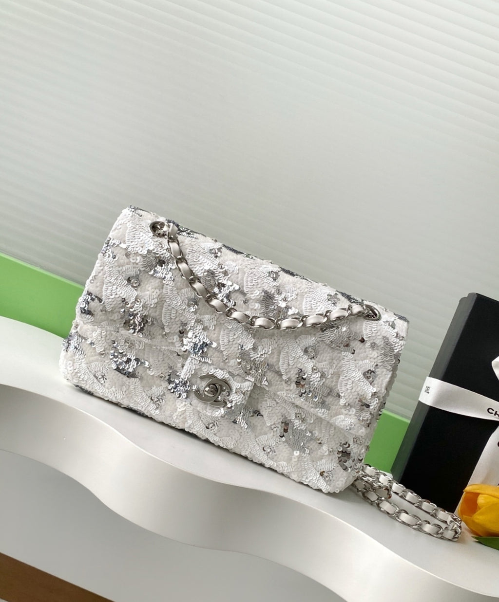 Sac à main en paillette brodé CHANEL